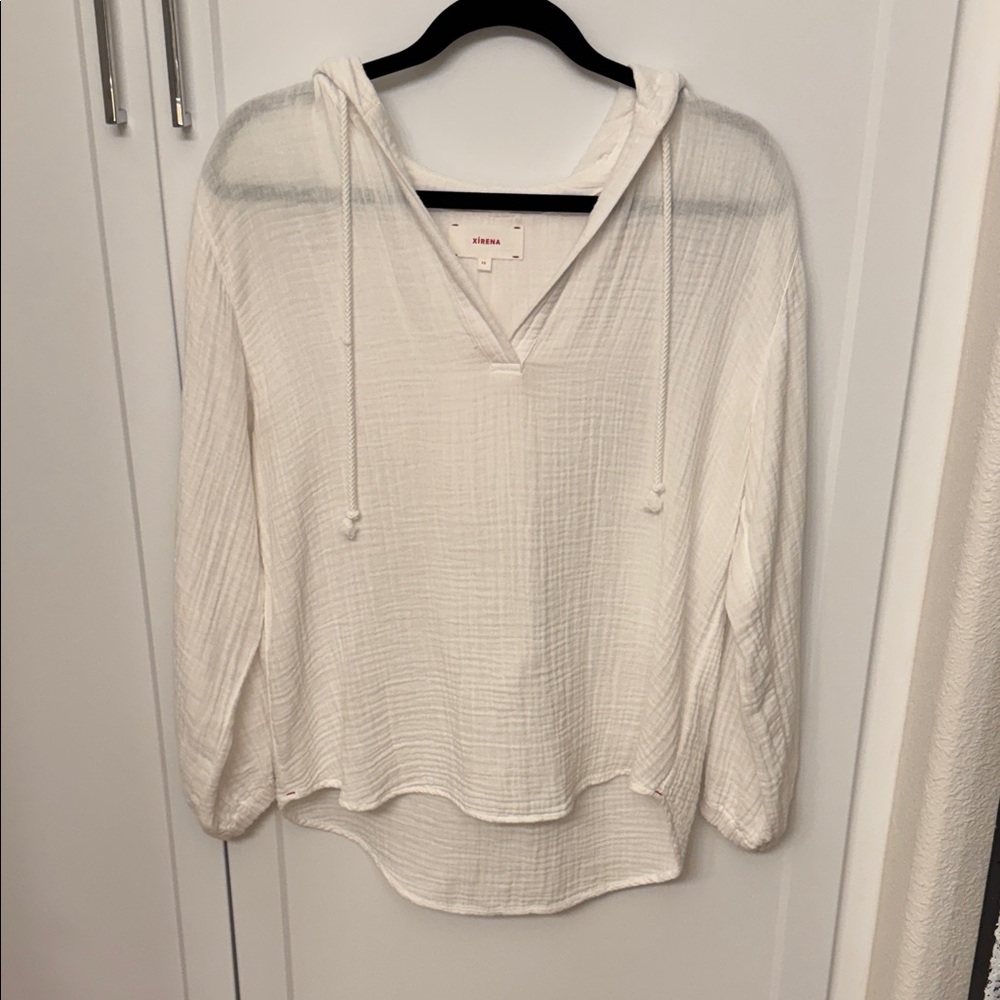 XiRENA white V-Neck Top with hood